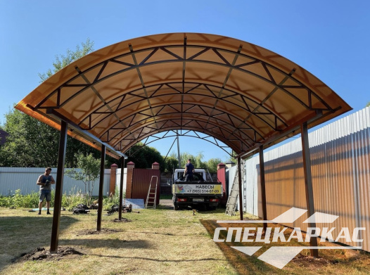 Классический навес из поликарбоната для машины арочного типа №11 - фото 1071