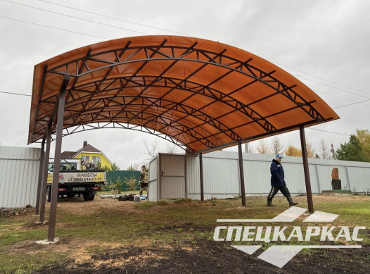 Навес из поликарбоната арочного типа для парковки двух автомобилей на даче №71 - фото 1668